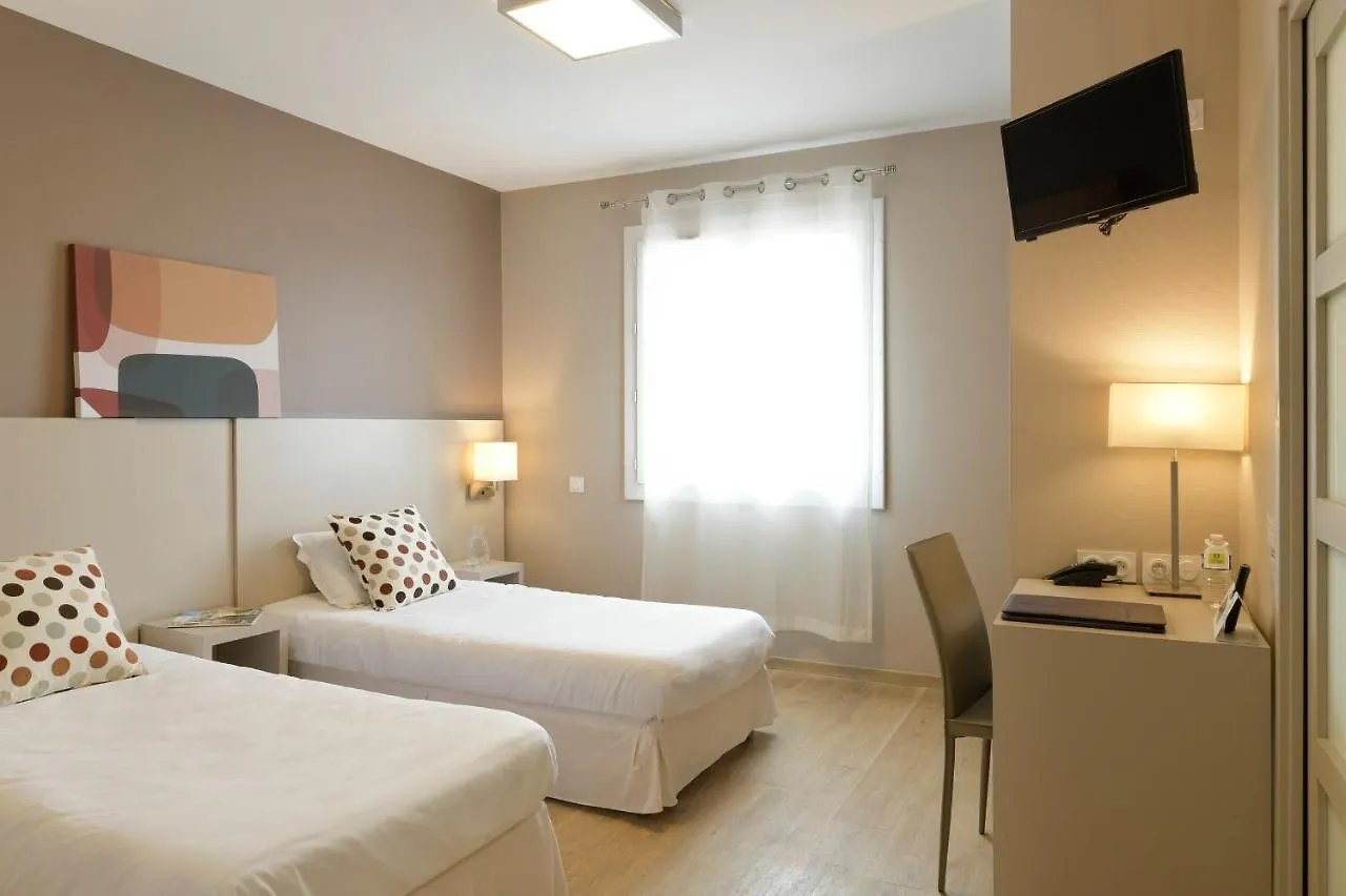 Logis Hotel & Restaurant Le Pardaillan Gondrin 3*,